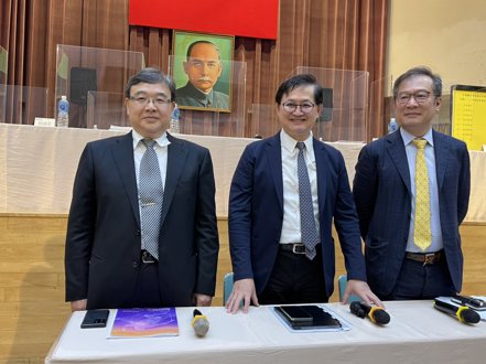 和碩今日舉行股東會，左至右為共同執行長鄧國彥、董事長童子賢、共同執行長鄭光志。