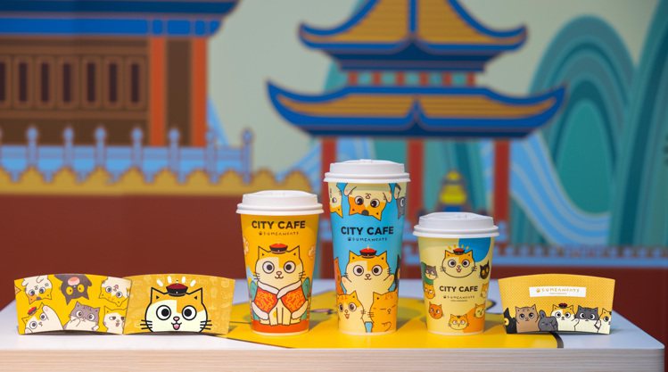 主題店特別針對CITY CAFE打造限定獨家專屬聯名杯，依照容量提供3款圖案設計、熱飲還隨機搭配3款萌萌可愛的黃阿瑪設計杯套。圖／7-ELEVEN提供