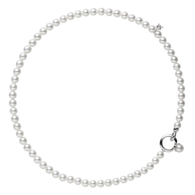 迪麗熱巴配戴款Mikimoto Ring Charm系列珍珠串鍊，純銀珍珠戒環與18K白金釦頭，搭配日本Akoya珍珠約5.50-6.25mm，約80,000元。圖／MIKIMOTO提供