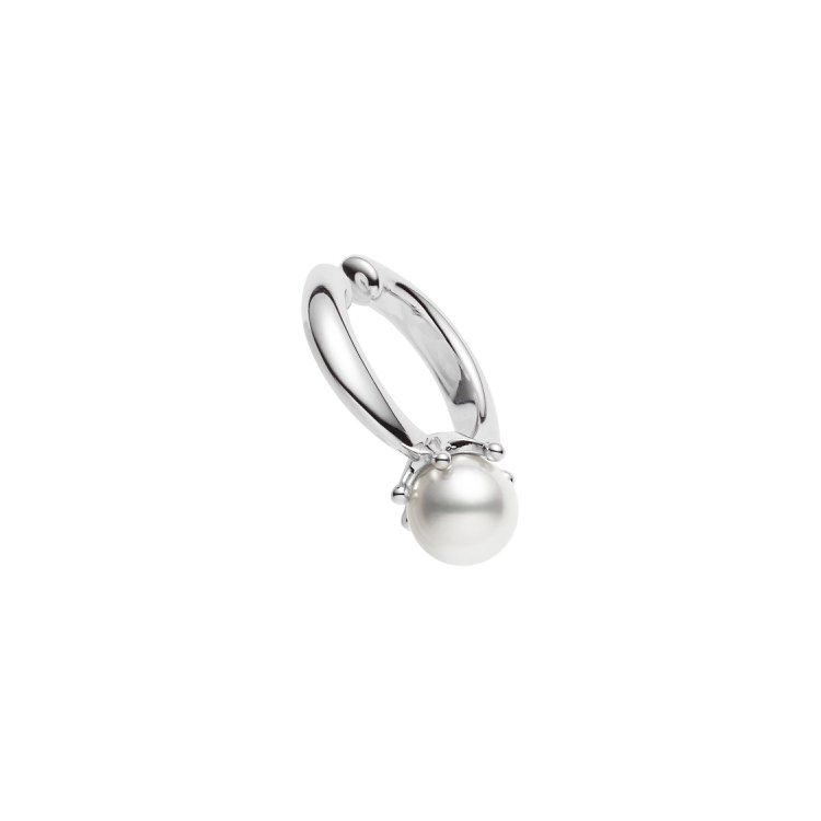 迪麗熱巴配戴Mikimoto Ring Charm Collection珍珠耳骨夾，純銀搭配日本Akoya珍珠尺寸約6.75mm，約9,000元。圖／MIKIMOTO提供