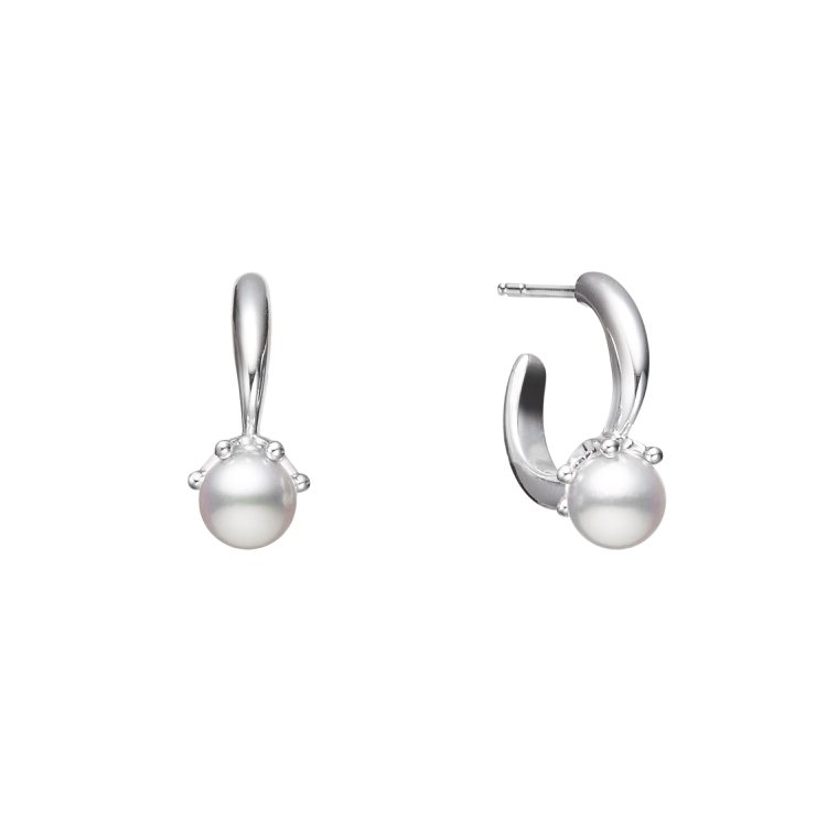 迪麗熱巴配戴Mikimoto Ring Charm Collection珍珠耳環，18K白金搭配日本Akoya珍珠尺寸約5.75mm，針式耳環約46,000元。圖／MIKIMOTO提供