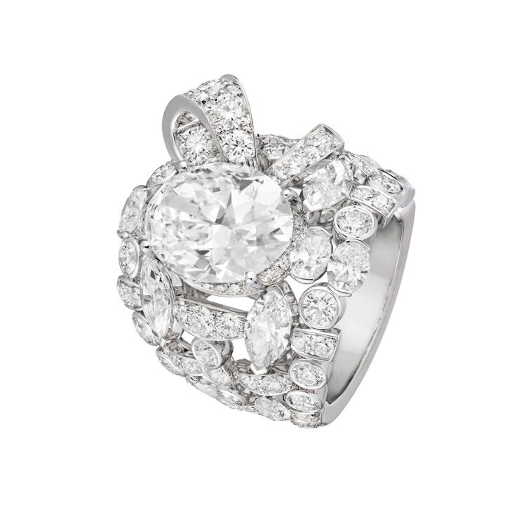 綺拉奈特莉配戴的Tweed Mademoiselle戒指，18K白金鑲嵌鑽石。圖／香奈兒提供