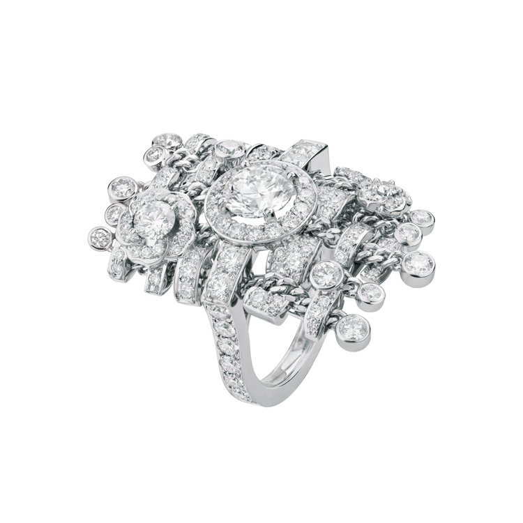 凱莉米洛配戴的Tweed Brodè戒指，18K白金鑲嵌鑽石。圖／香奈兒提供