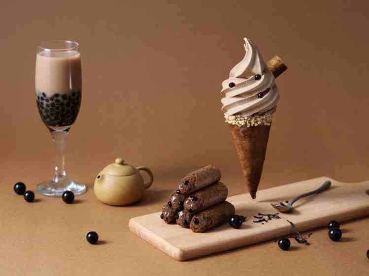 青鳥旅行6月23日起將在台北SOGO復興館開設快閃店，獨家販售「珍珠奶茶蛋捲霜淇淋」。圖／青鳥旅行提供