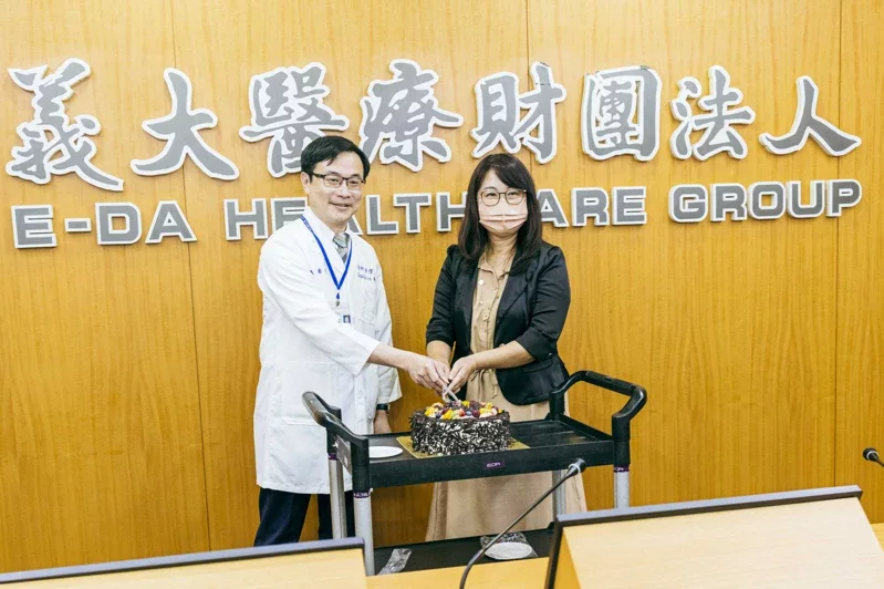 莊女士（右）因義大醫院泌尿科主任醫師吳俊賢（左）正確診治，擺脫插上導尿管出入不便...