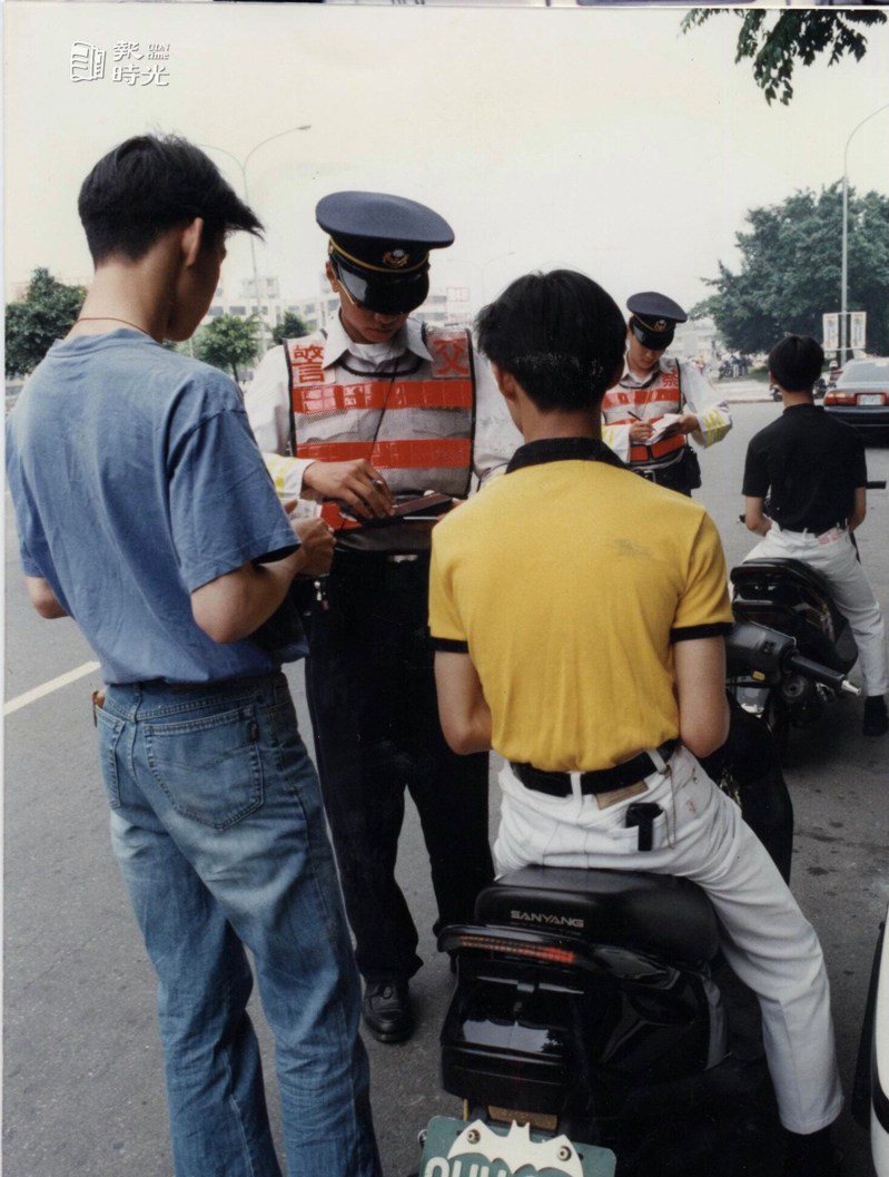 台北市交通，騎乘機車戴安全帽規定首日實施，警方在街頭展開取締行動。圖／聯合報系資料照（1997/6/1 楊嘉慶攝影）