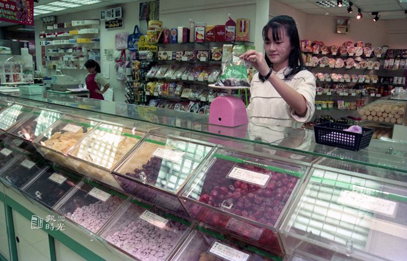 小豆苗連鎖店指出，女性顧客入秋之後更愛吃零嘴，是賣零嘴業者的主客戶，消費者選購情形。圖／聯合報系資料照（1991/9/19 徐世經攝影）