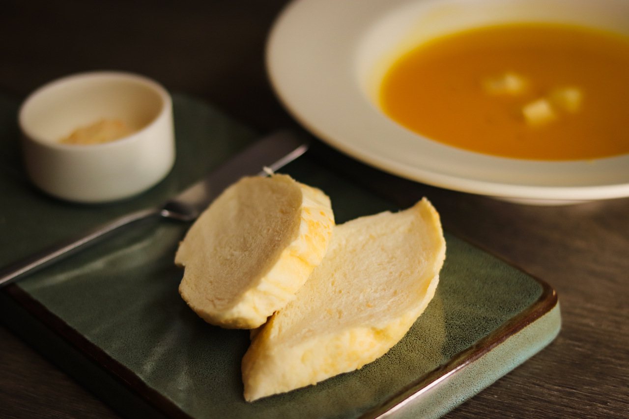 「軟法麵包」塗抹上自製金柑醬，美味更升級。Eric Hsu攝