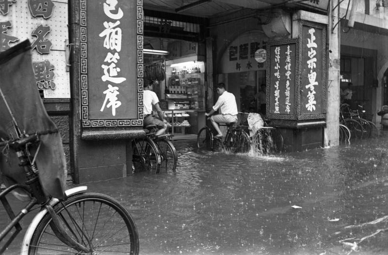 1965年6月17日，強烈颱風黛納侵襲台灣前一天，台北市午後的一場傾盆大雨，導致台北市部分地區積水盈尺。圖／聯合報系資料照片