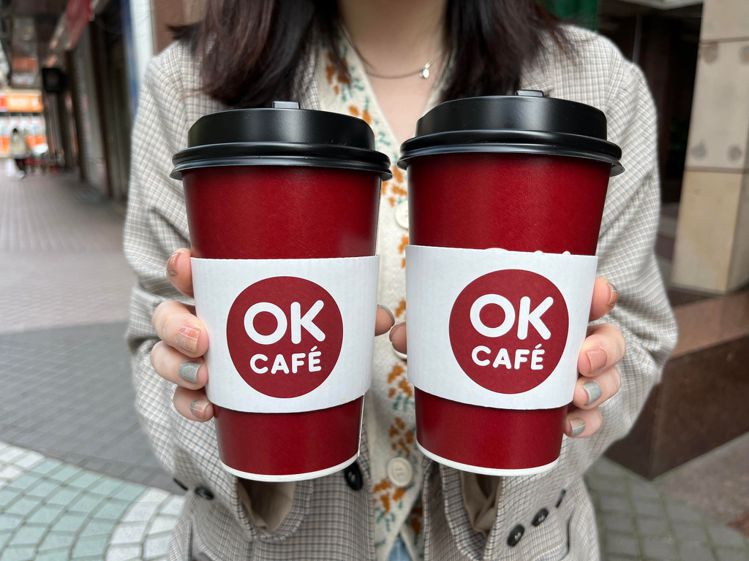 OKmart即日起至6月17日推出OKCAFE經典莊園級美式咖啡／拿鐵（大杯，不限冰熱）可享同品項買2送1。圖／OKmart提供