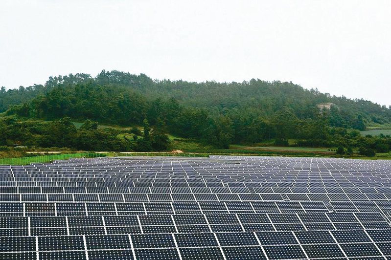 台灣太陽光電產業協會今日特別提出說明，國外水庫早有在水庫設立太陽能發電系統的案例，證明太陽能板安全可靠。
。圖/聯合報系資料照片