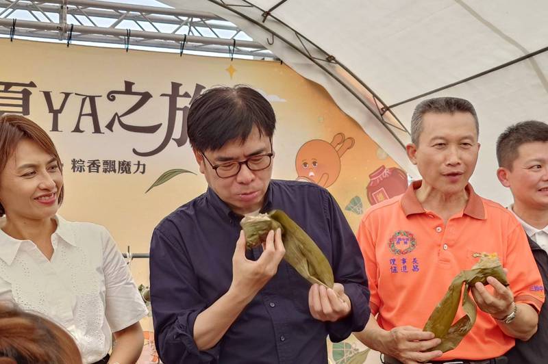 高雄市長陳其邁（左二）在三鳳中街封街包粽活動中戰南北粽，稱北部粽「只是3D油飯，吃不下去。」圖／聯合報系資料照片