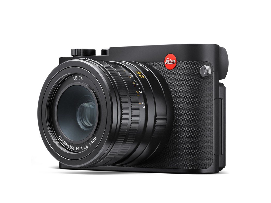 Leica Q3搭配定焦鏡頭側面帥照。圖｜Leica