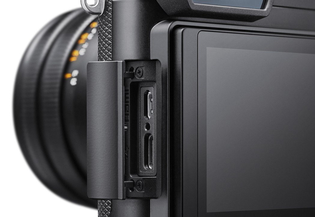 Leica Q3帥氣側面照，USB與HDMI傳輸接埠藏在側身裡。圖｜Leica