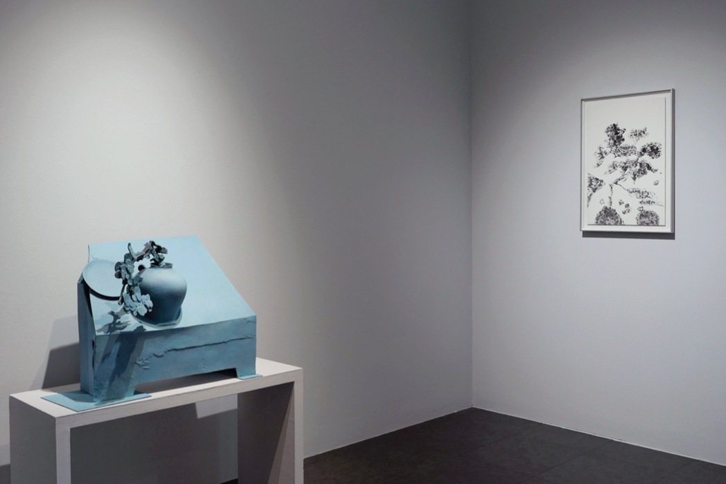 左為李光裕作品〈松瓶〉，右為許雨仁〈彩墨系列之五十六〉。 圖／采泥藝術提供