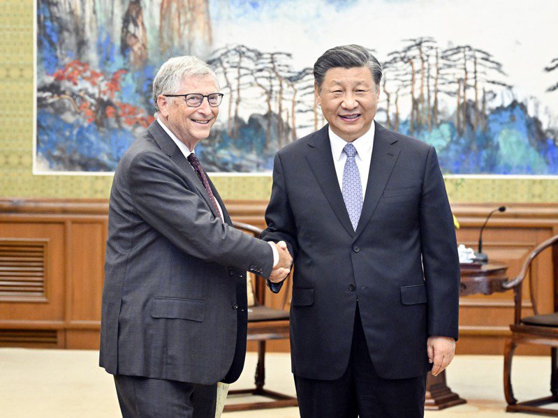 中國國家主席習近平（右）16日在北京會見微軟創辦人比爾蓋茲（左）。新華社