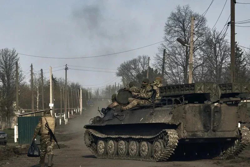 俄羅斯國防部長蕭依古（Sergei Shoigu）今天呼籲製造更多戰車「來滿足俄國部隊（在烏克蘭）的需要」。情境示意圖。美聯社