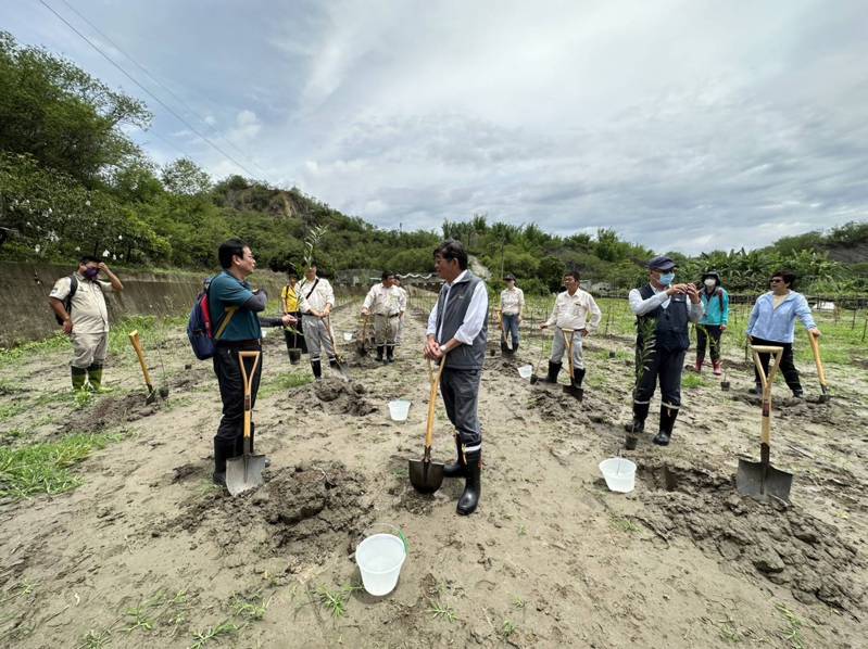 屏東林區管理處與互助營造公司在高雄田寮山區造林種樹。圖／屏管處提供