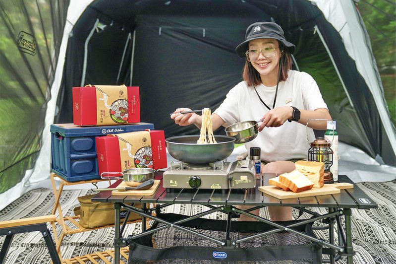 台中福華搭上最流行的露營風潮，強打常溫牛肉麵等露營達人必備夯品。台中福華提供