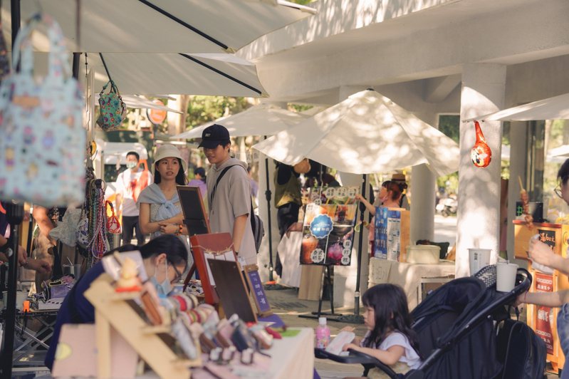 端午連假期間壽山動物園舉辦「小人類」特色市集，還有超人氣吉祥物見面會。圖／小人類市集提供