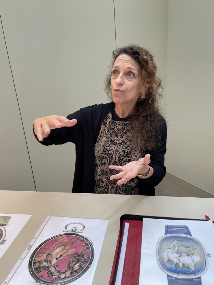 當代琺瑯大師Anita Porchet在展場親自介紹自己的作品。圖：錢欽青拍攝。