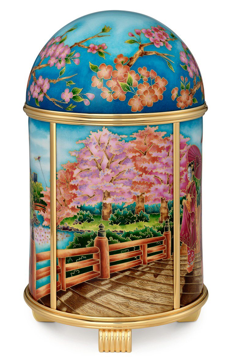 「珍稀工藝區」有多款日本風情的琺瑯座鐘。圖：百達翡麗提供。