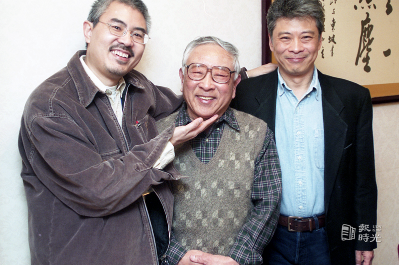 原名王家禧（中）的王澤，一九六一年以長子王澤（右）之名為筆名創作「老夫子」漫畫，此次為他的新作「老夫子和他的兒子們」來台，尋找合作夥伴。聯合報系資料照（2000/03/16 本報記者攝影）