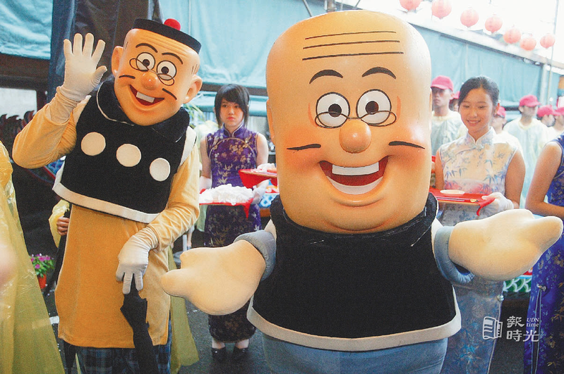漫畫人物老夫子與大番薯玩偶也穿梭會場，為活動增添許多趣味。 圖／聯合報系資料照（2007/06/10 侯世駿攝影）