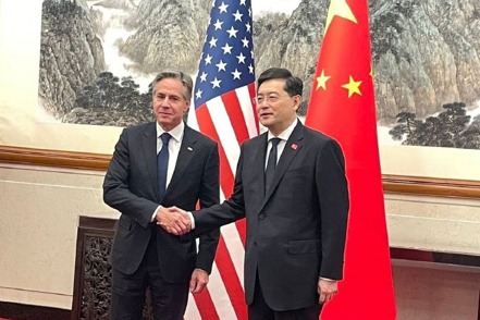 美國國務卿布林肯18日下午與中國外交部長秦剛舉行會談。（取材自環球電視網）