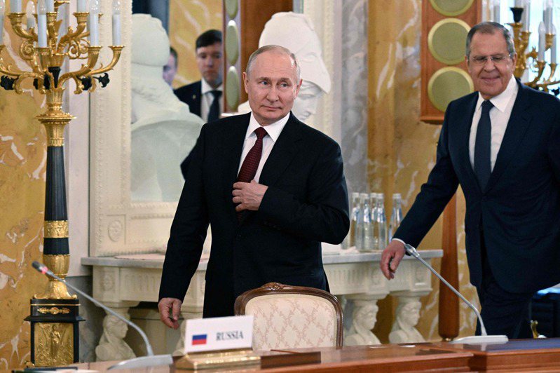 俄羅斯總統普亭（Vladimir Putin）今天告訴尋求調解俄烏衝突的非洲領袖俄烏無法坐下來談的責任不在俄方，還舉出許多理由強調他相信非洲領袖諸多提議顯遭誤導。 法新社