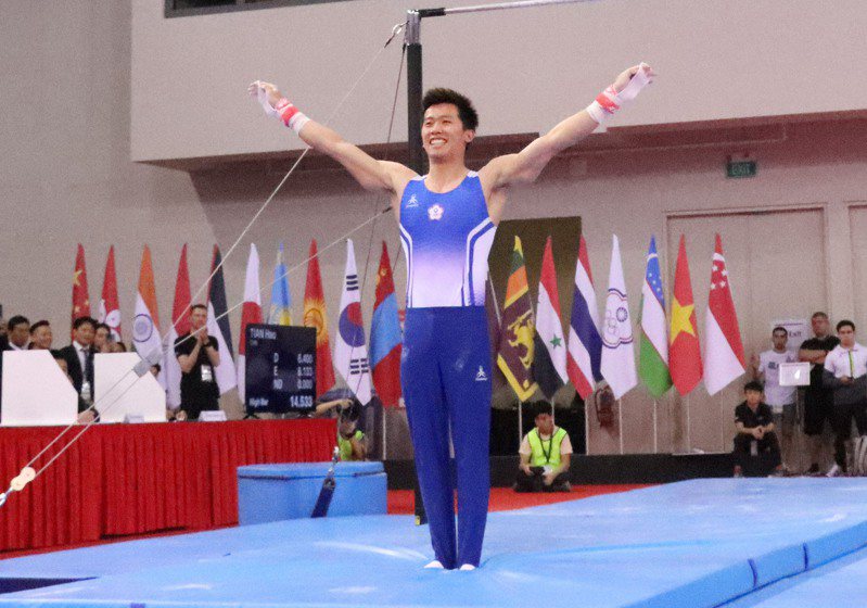 體操亞錦賽18日在新加坡進行最後一天賽程，台灣好手李智凱在單槓決賽上陣。 中央社