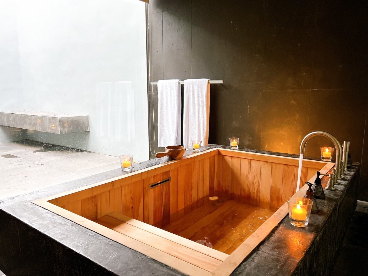 在「檜木浴缸」享受泡澡樂趣，把日常壓力都拋掉。Eric Hsu攝