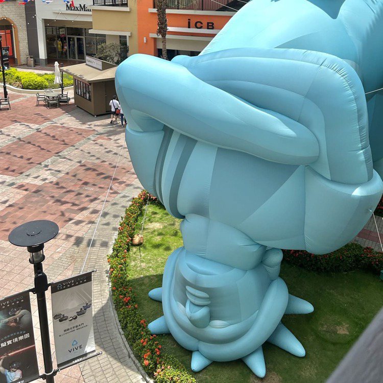 10米高的「太自由而下腰的女神」座落於SKM Park Outlets戶外購物街區。圖／SKM Park Outlets提供