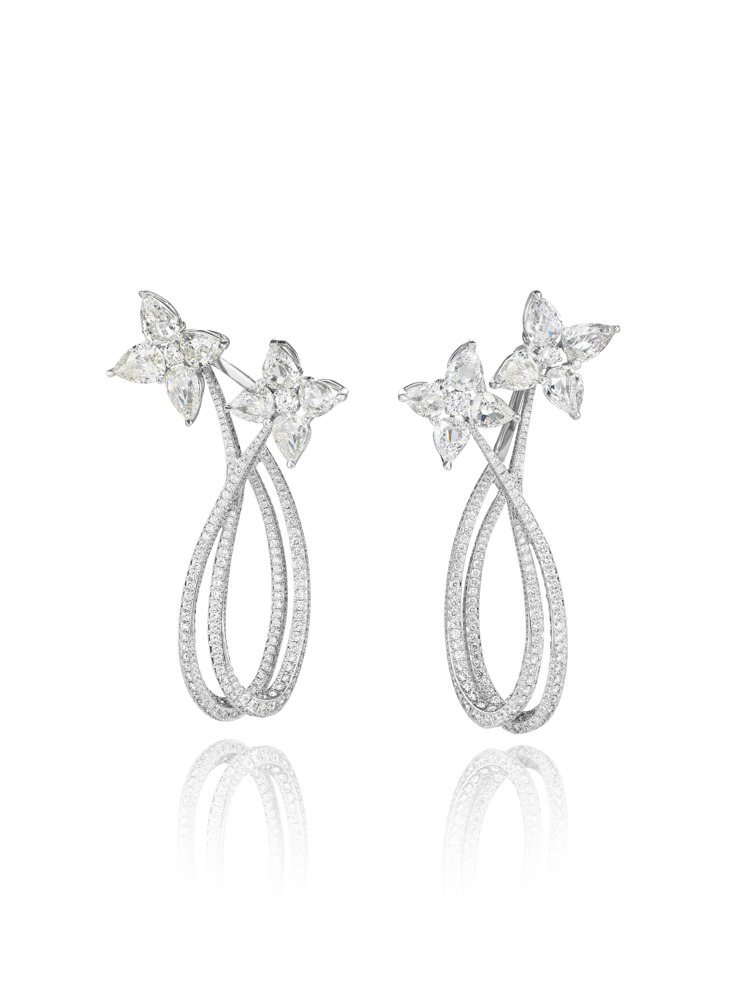 瑪麗亞凱莉配戴的蕭邦高級珠寶系列18K白金耳環，鑲嵌7.92克拉梨形切割鑽石以及...