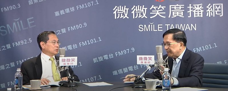 前總統陳水扁（右）主持廣播節目今天專訪前衛生署長涂醒哲，回顧發生在21年前喧騰一時的「舔耳案」。圖／取自微微笑廣播直播畫面