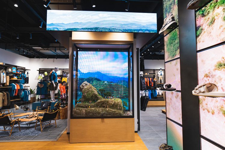 The North Face台中探索概念店有著獨家的微型生態圈，以微縮模型呈現出正在露營、爬山健行、越野跑或是抱石攀登的人們。圖／The North Face提供