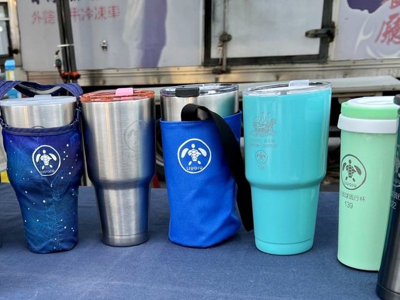 屏東縣琉球鄉推動「琉行杯」減塑有成，現已與上百間店家合作，每年約減少13萬支左右的塑膠瓶，為環保生態做出貢獻。圖／小琉球⾃然⼈⽂⽣態觀光協會提供