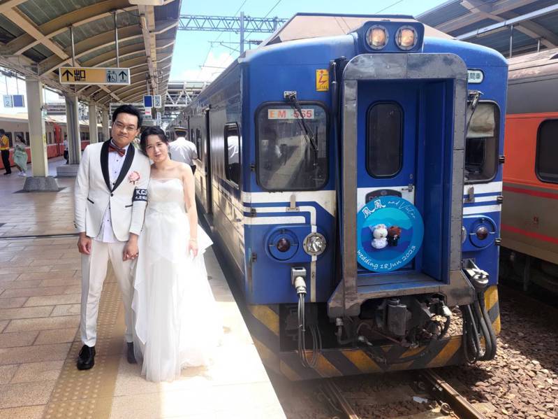 香港知名鐵道作家蕭潔恒，來台向台鐵包下專開列車作為結婚禮車，與妻子鄭麗鳳在潮州鐵道園區補辦婚禮。圖／台鐵提供