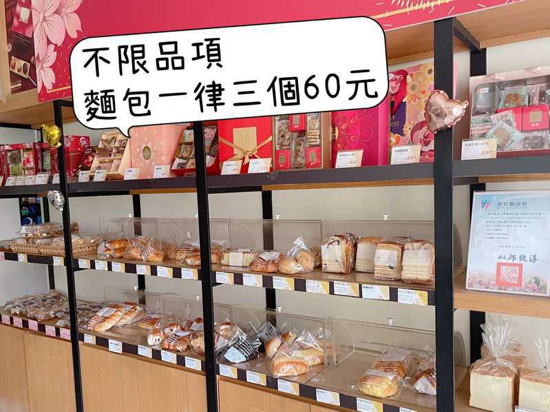 竹北勝利店今天緊急發出公告，下午2點30分起麵包品項一律「3個60元」。圖／翻攝自喜歡你餐坊竹北勝利店