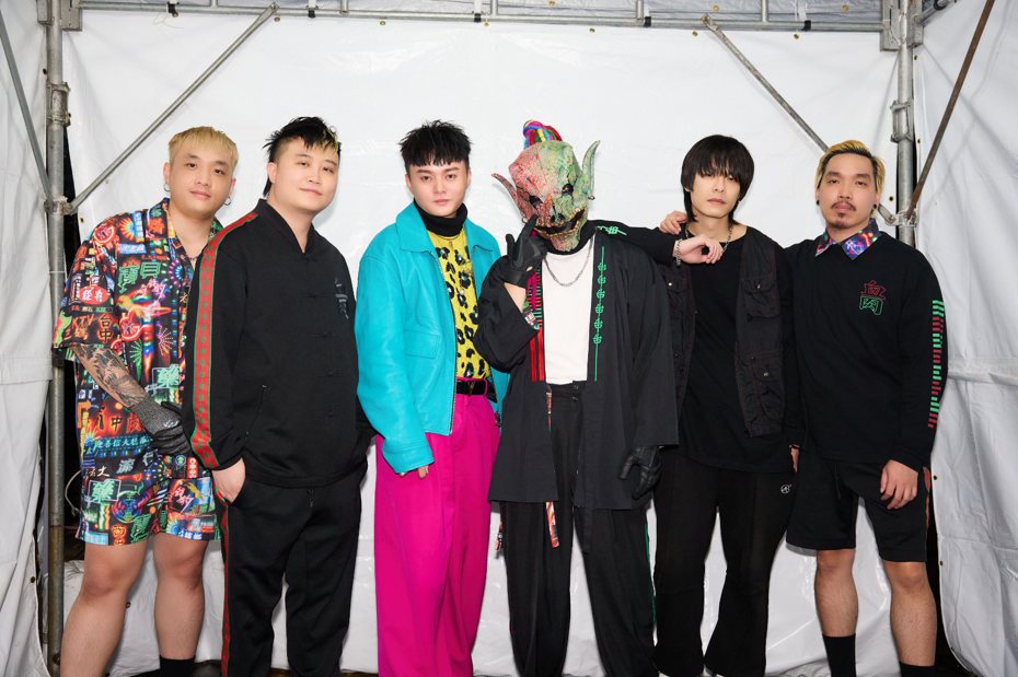 许富凯(左三)跟血肉果汁机合作推出单曲“伊的身边已经有别人2023”。图／凯声影艺提供