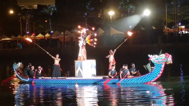 台南市國際龍舟賽今晚登場，昨晚預演時火舞表演讓民眾稱許。圖／南市體育局提供