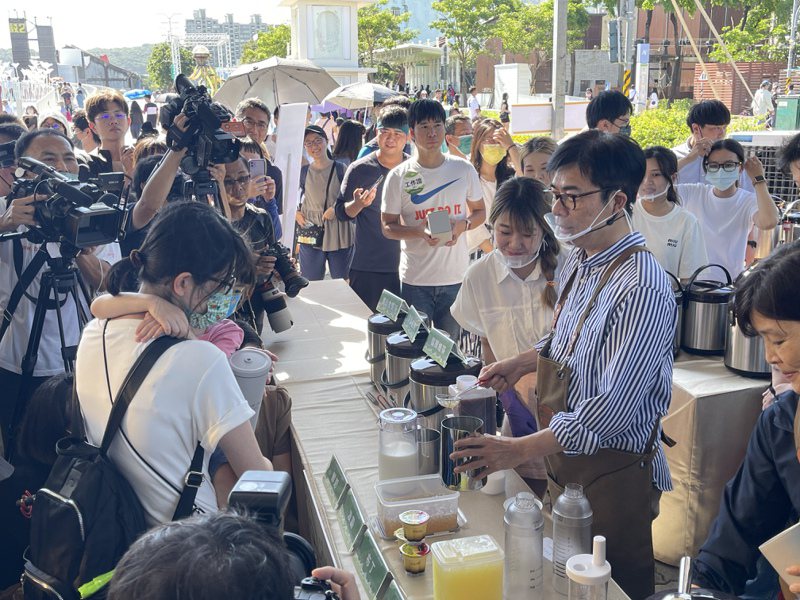 高雄市長陳其邁在會場扮起飲料員工，為自帶環保杯的民眾調製飲料。記者楊適群／攝影