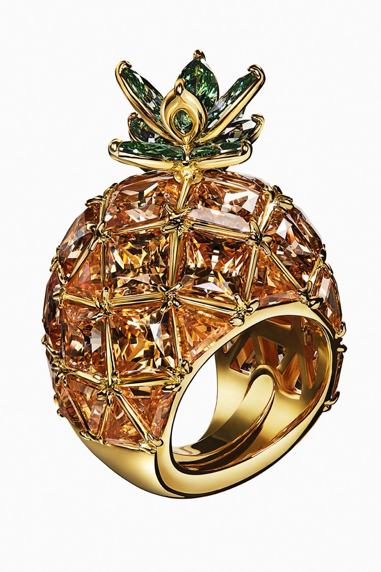 施華洛世奇Idyllia鳳梨造型個性戒指，27,000元。圖／施華洛世奇提供
