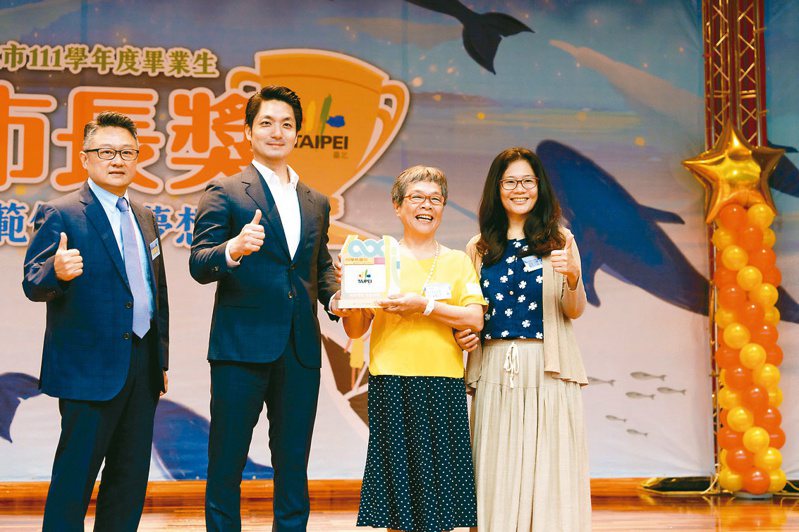 73歲的簡綿華（右二）就讀南華高中3年成績都維持前三名，榮獲市長獎。圖／北市教育局提供