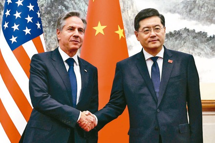 美國國務卿布林肯（左）18日抵達北京，展開訪問中國大陸行程，與大陸外交部長秦剛會面。（美聯社）