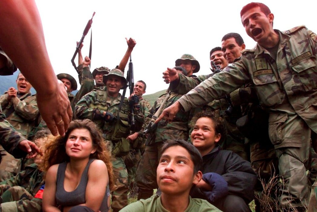 哥倫比亞士兵於西部桑坦德省看守3名被哥武俘虜的青年。 圖／美聯社　