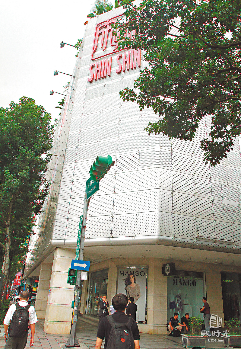 欣欣大眾 1972年開幕、1976年掛牌上市，為台灣第一家掛牌上市的百貨業者。聯合報系資料照（2013/06/06 徐兆玄攝影）