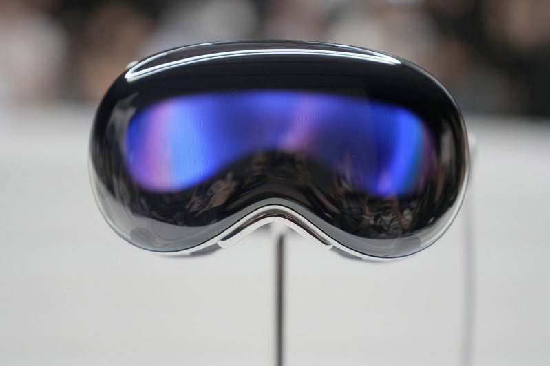 2023年6月5日登場的WWDC開發者大會，蘋果終於展示了全球昂首期盼的虛擬頭戴裝置「Vision Pro」。（美聯社）