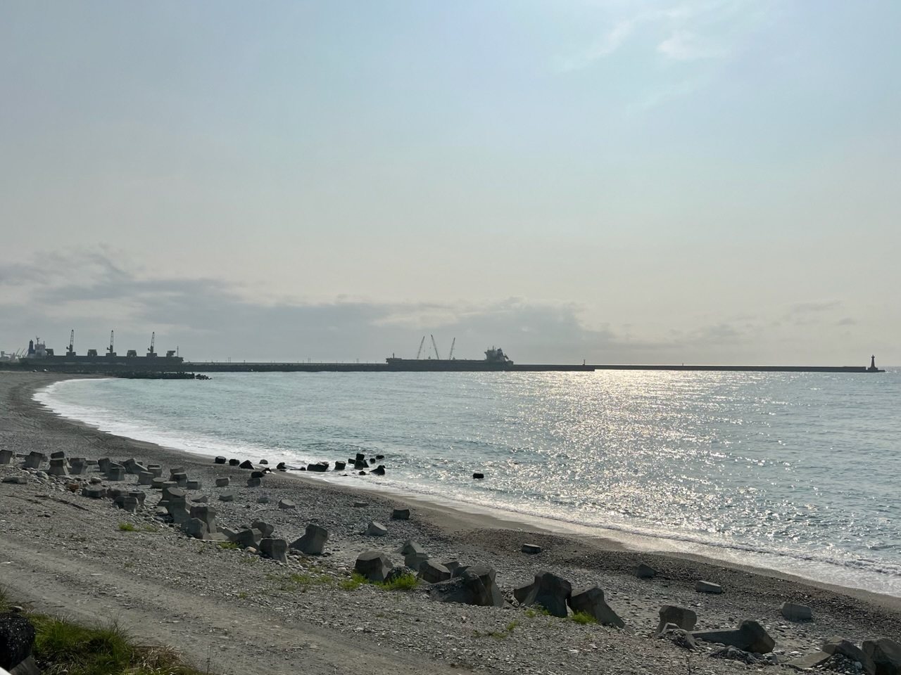 太平洋公園北濱段看過去的花蓮港口出海口的海灣