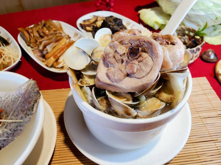 「蛤蜊燉雞湯」是雙月的招牌餐點之一。記者陳睿中／攝影